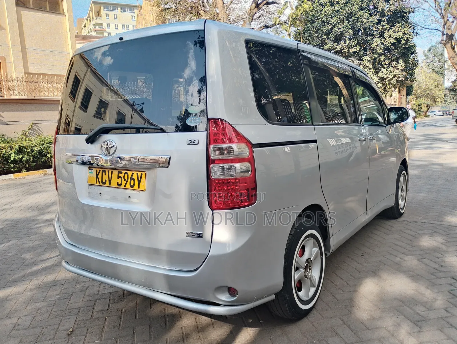 Toyota Noah 2012 Silver
