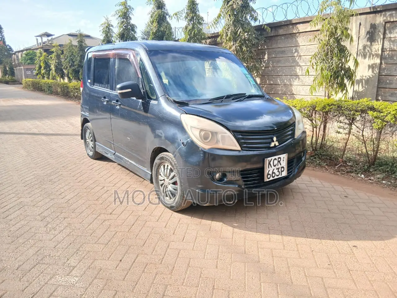 Mitsubishi Delica 2011 Black