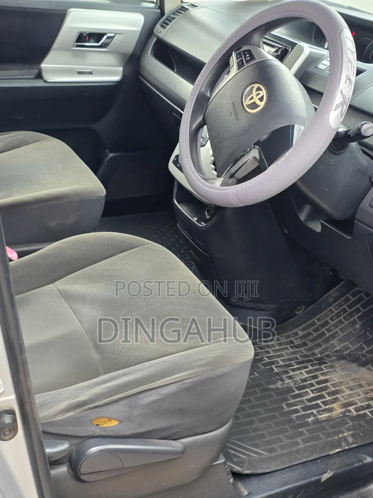 Toyota Noah 2012 Silver