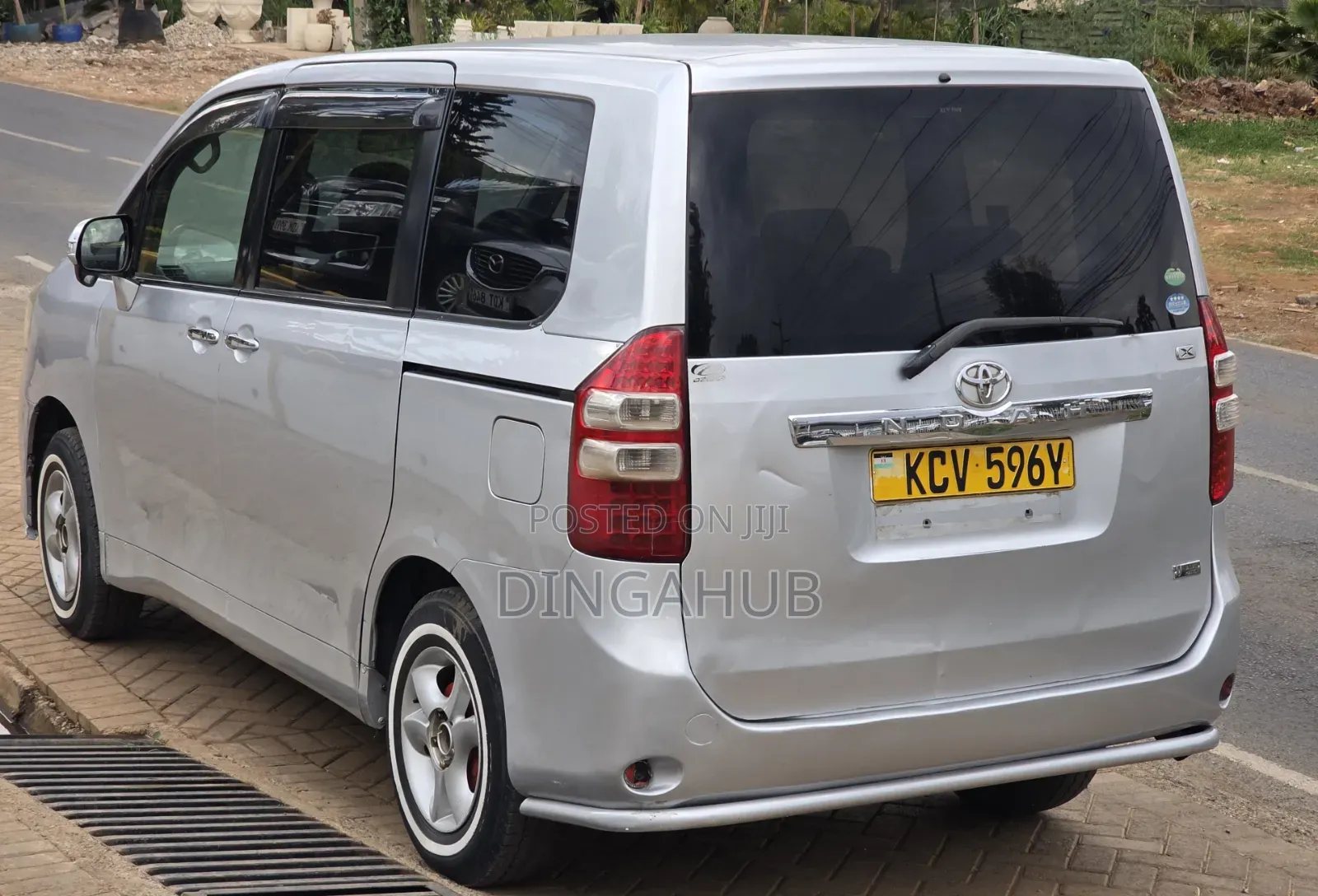 Toyota Noah 2012 Silver