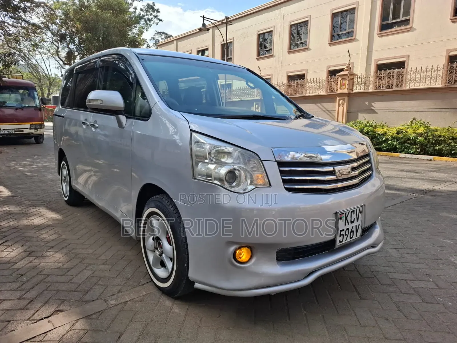 Toyota Noah 2.0 158hp FWD (8 Seater) 2013 Silver