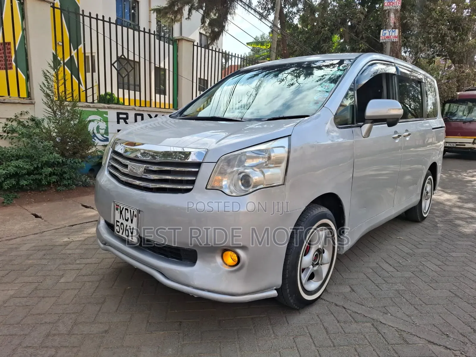 Toyota Noah 2.0 158hp FWD (8 Seater) 2013 Silver