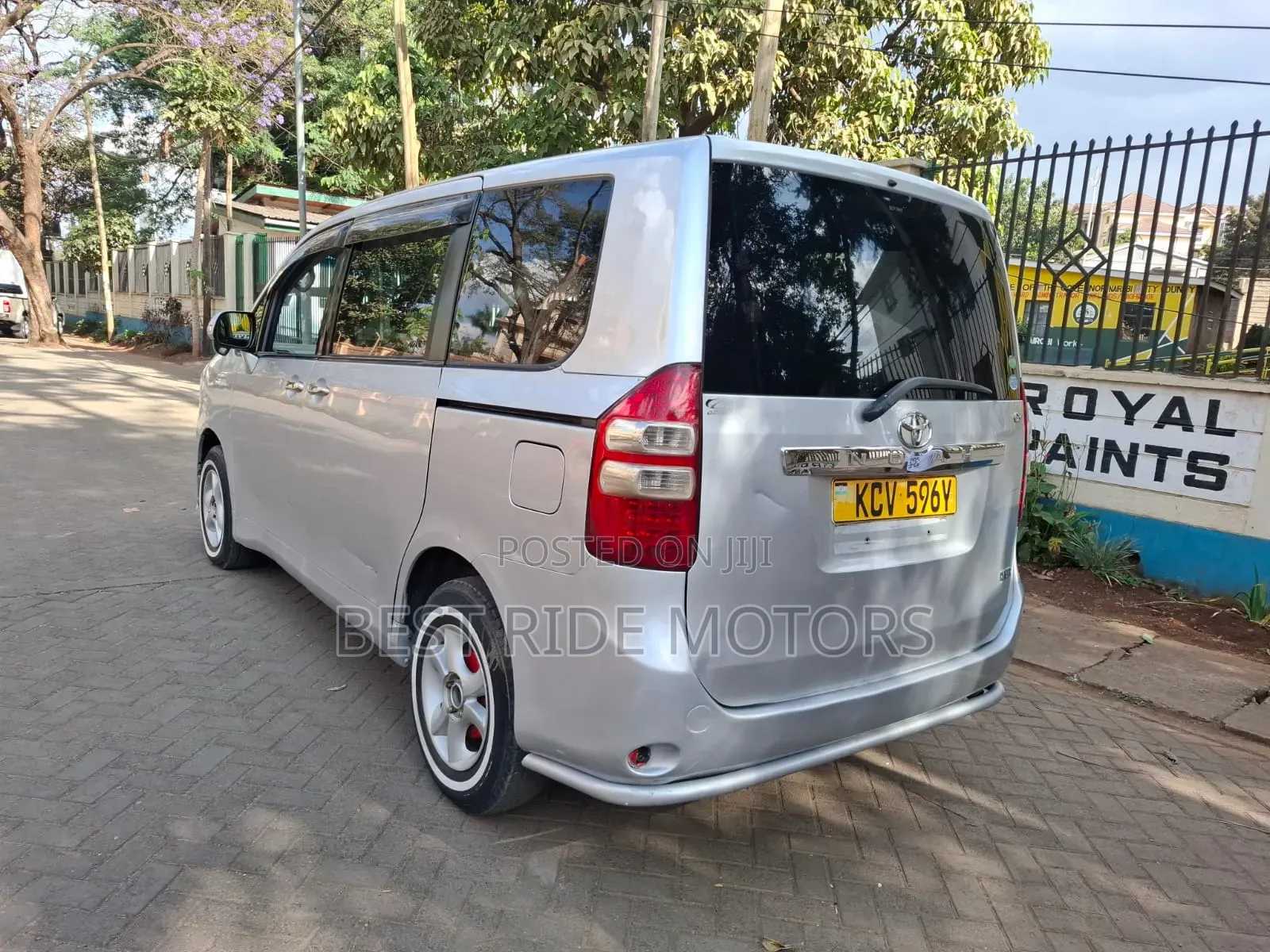 Toyota Noah 2.0 158hp FWD (8 Seater) 2013 Silver