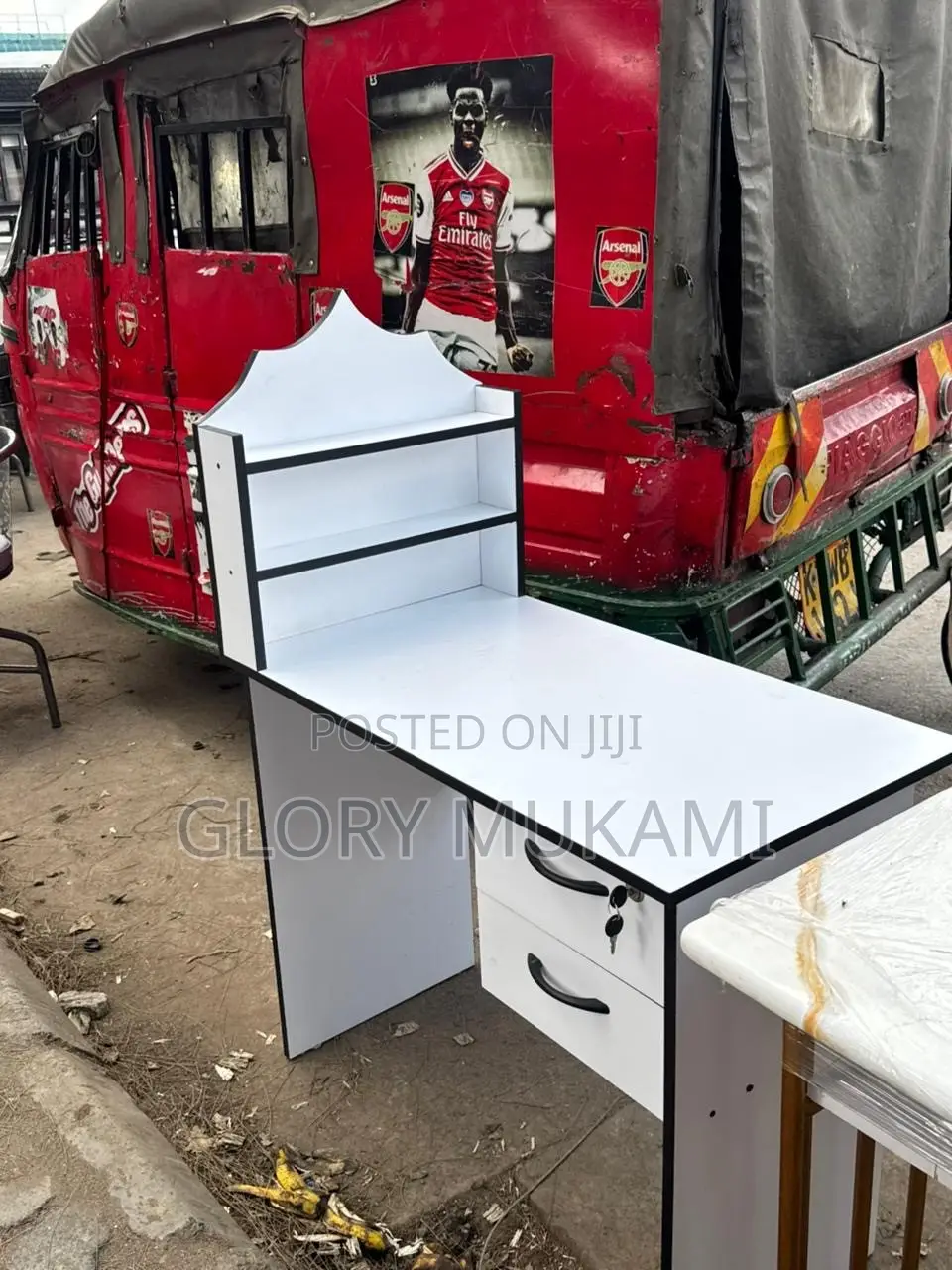 White Manicure Desk Table With Storage Shelf