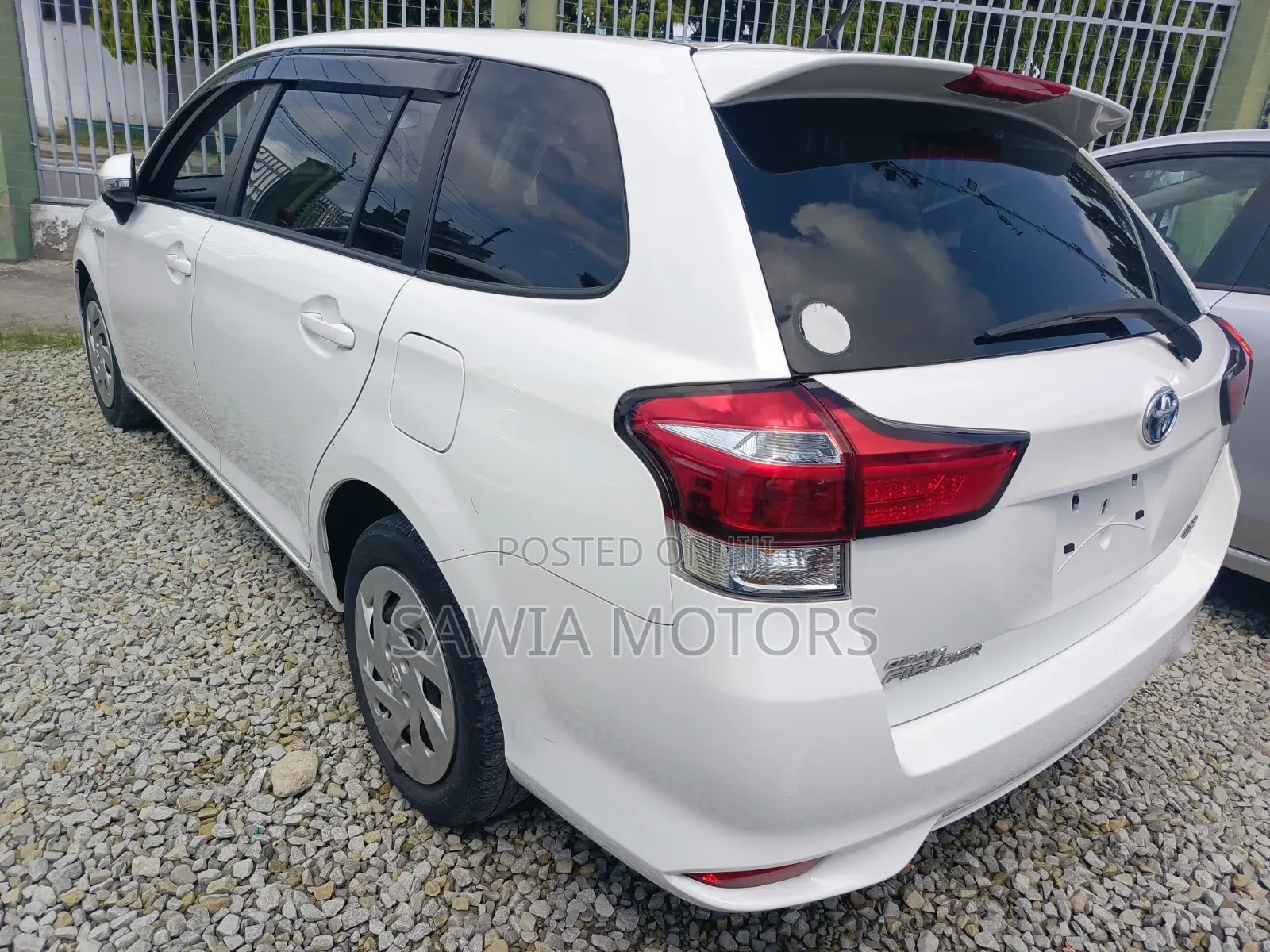 Toyota Corolla Fielder 1.5 Hybrid FWD 2019 White