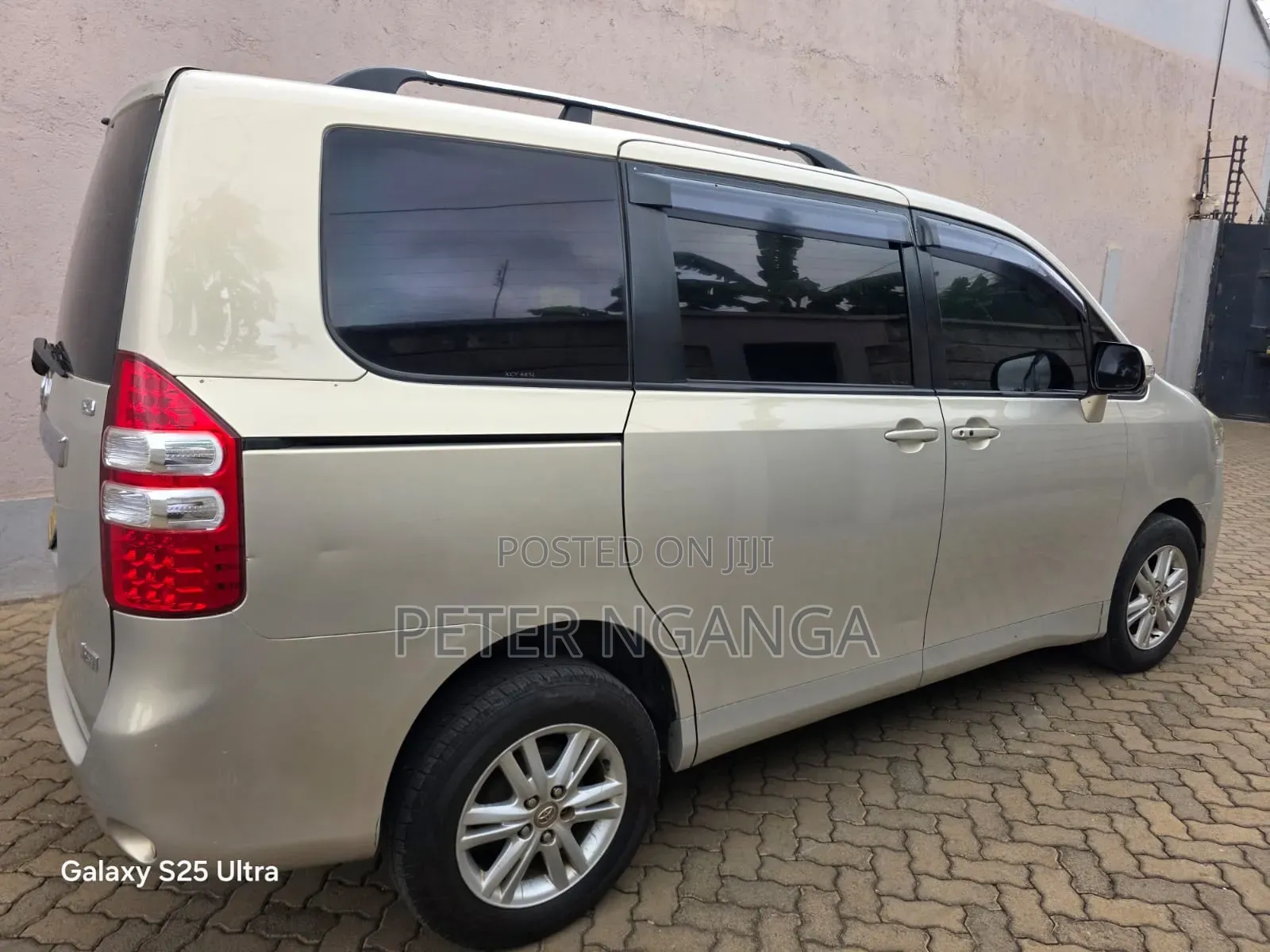 Toyota Noah 2.0 158hp FWD (8 Seater) 2012 Gold