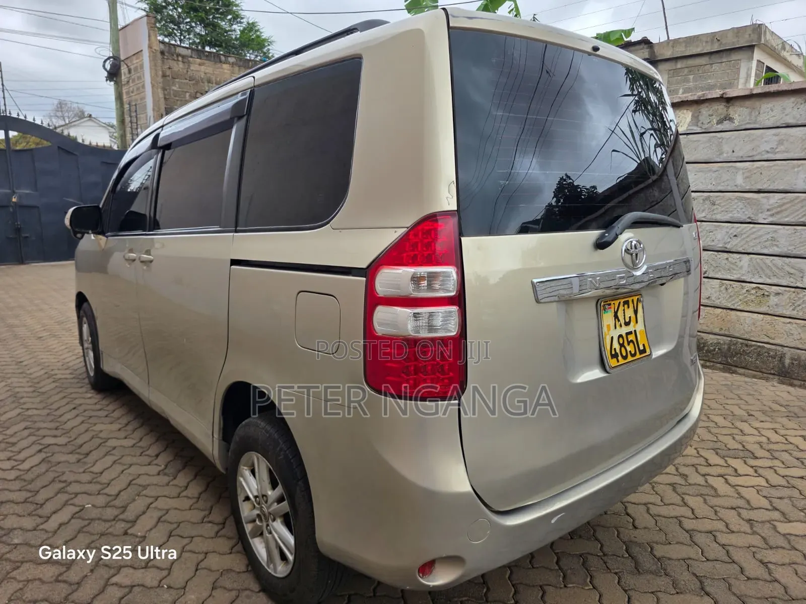 Toyota Noah 2.0 158hp FWD (8 Seater) 2012 Gold