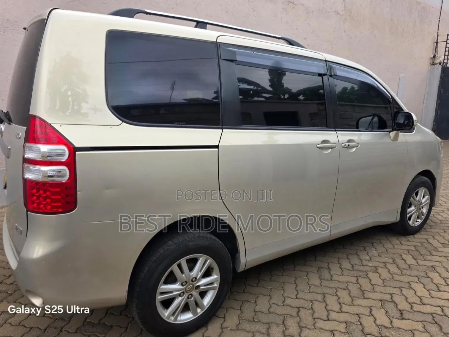 Toyota Noah 2.0 158hp FWD (8 Seater) 2012 Beige