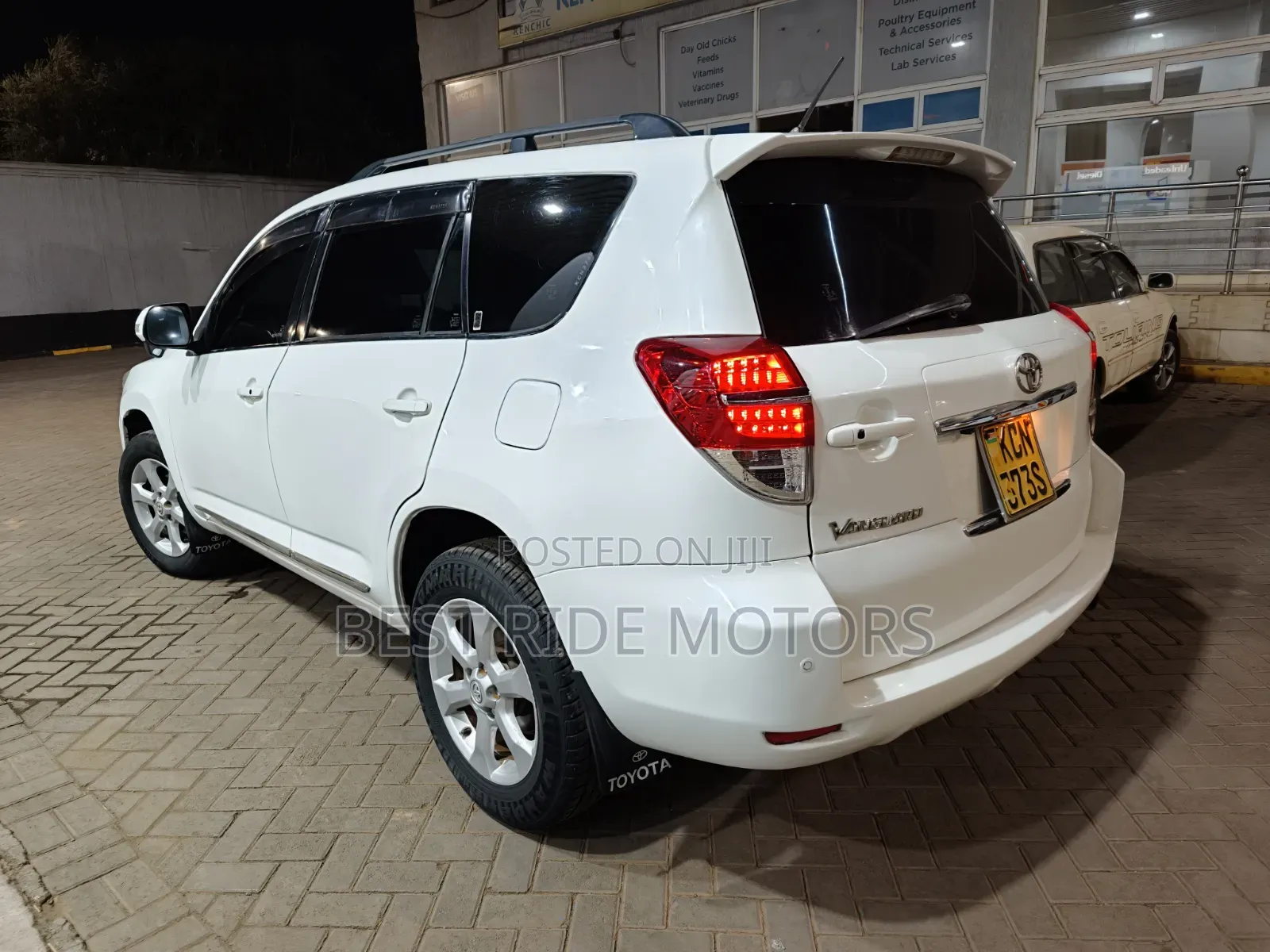 Toyota Vanguard 2010 White