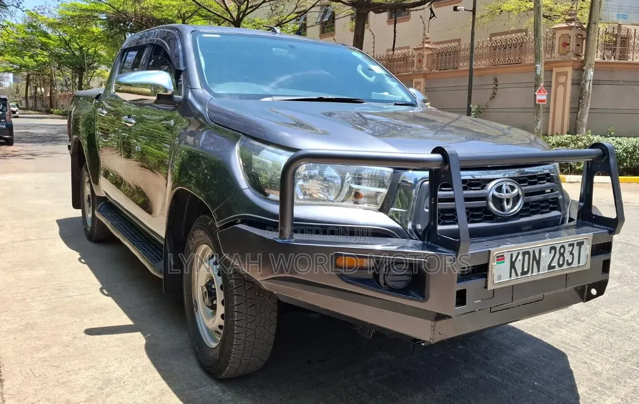 Toyota Hilux 2017 Gray