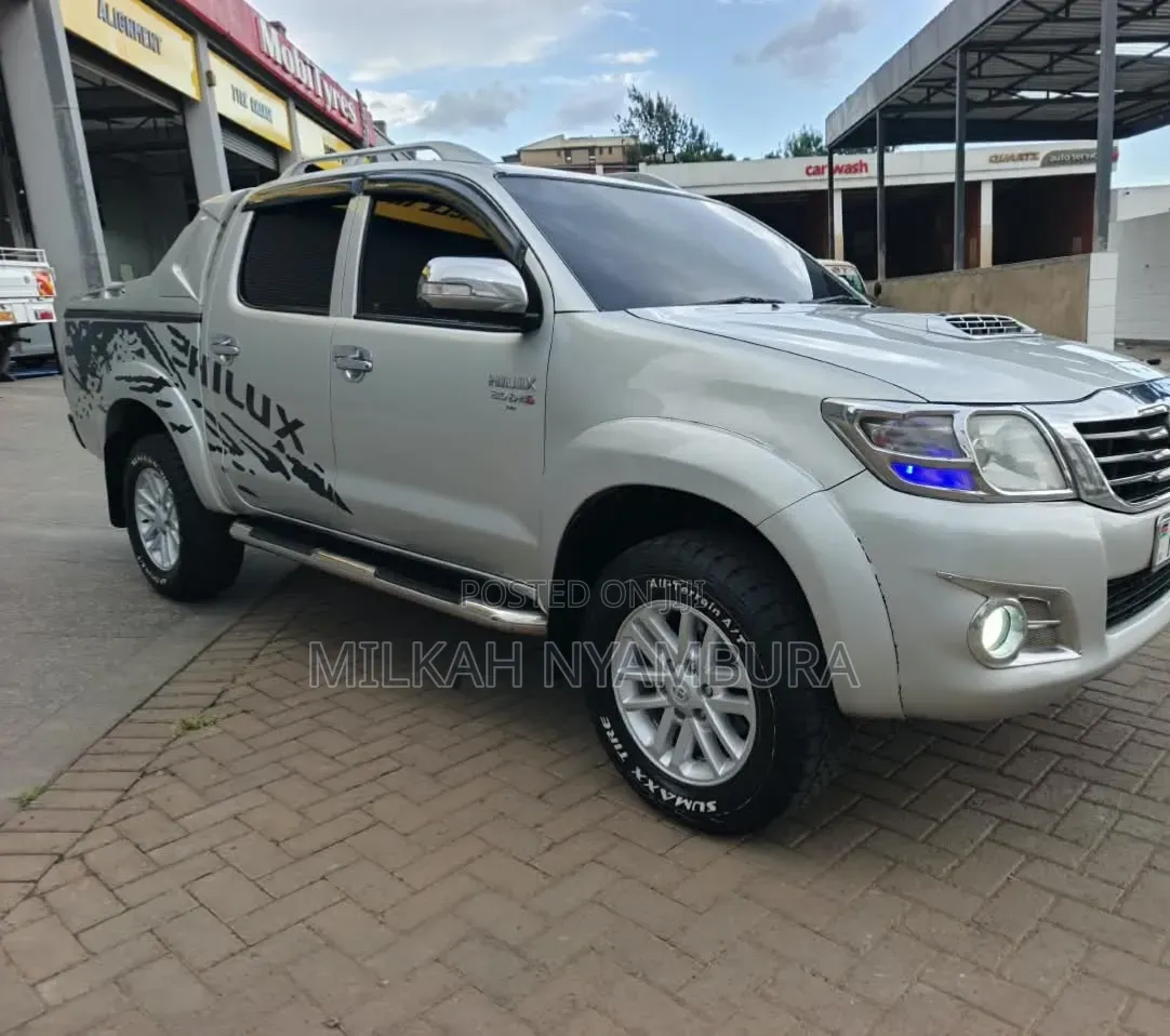 Toyota Hilux 2013 Silver