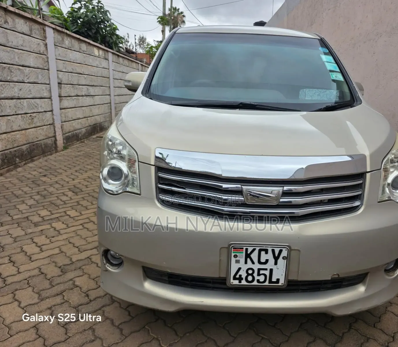 Toyota Noah 2012 Beige