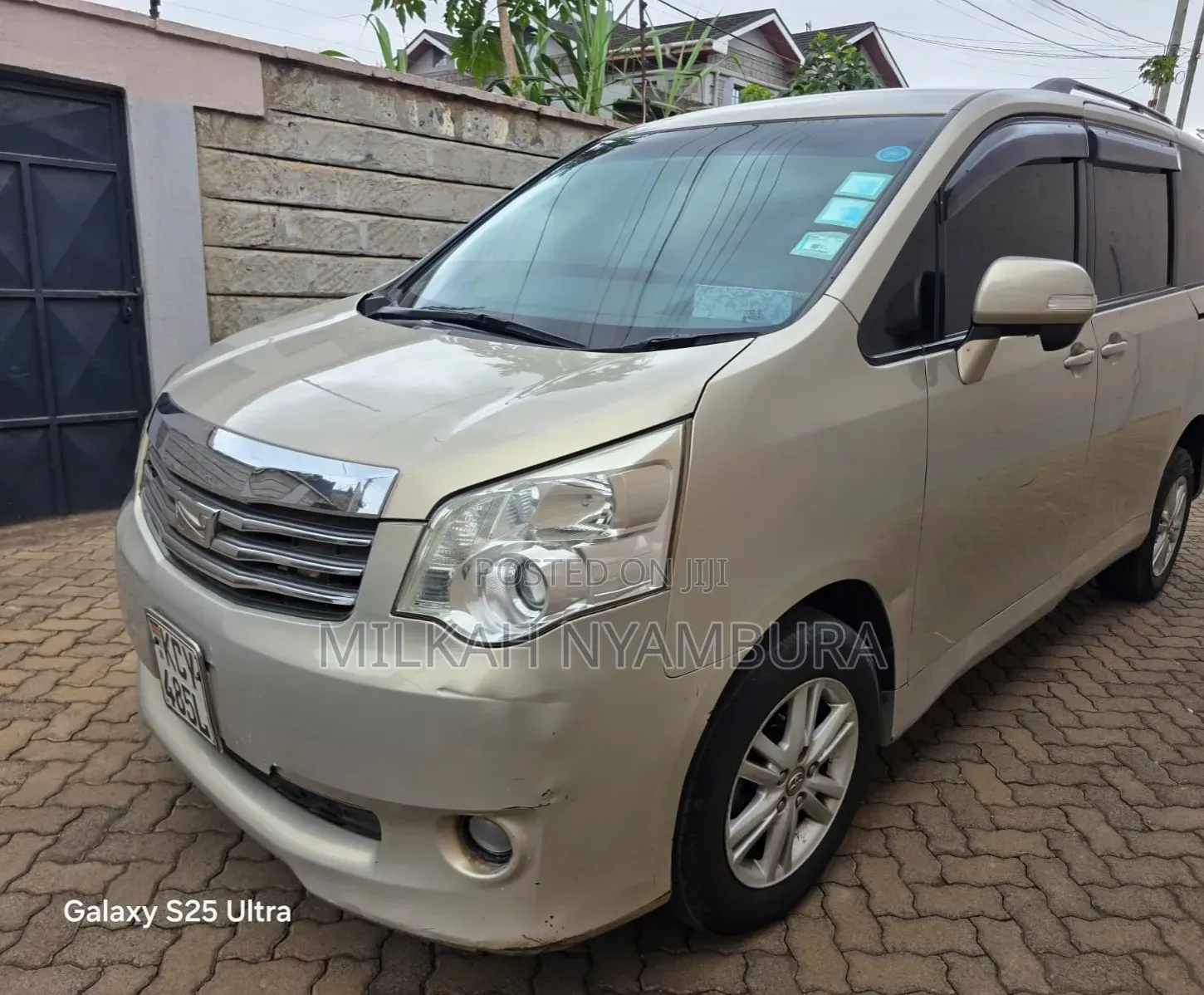 Toyota Noah 2012 Beige