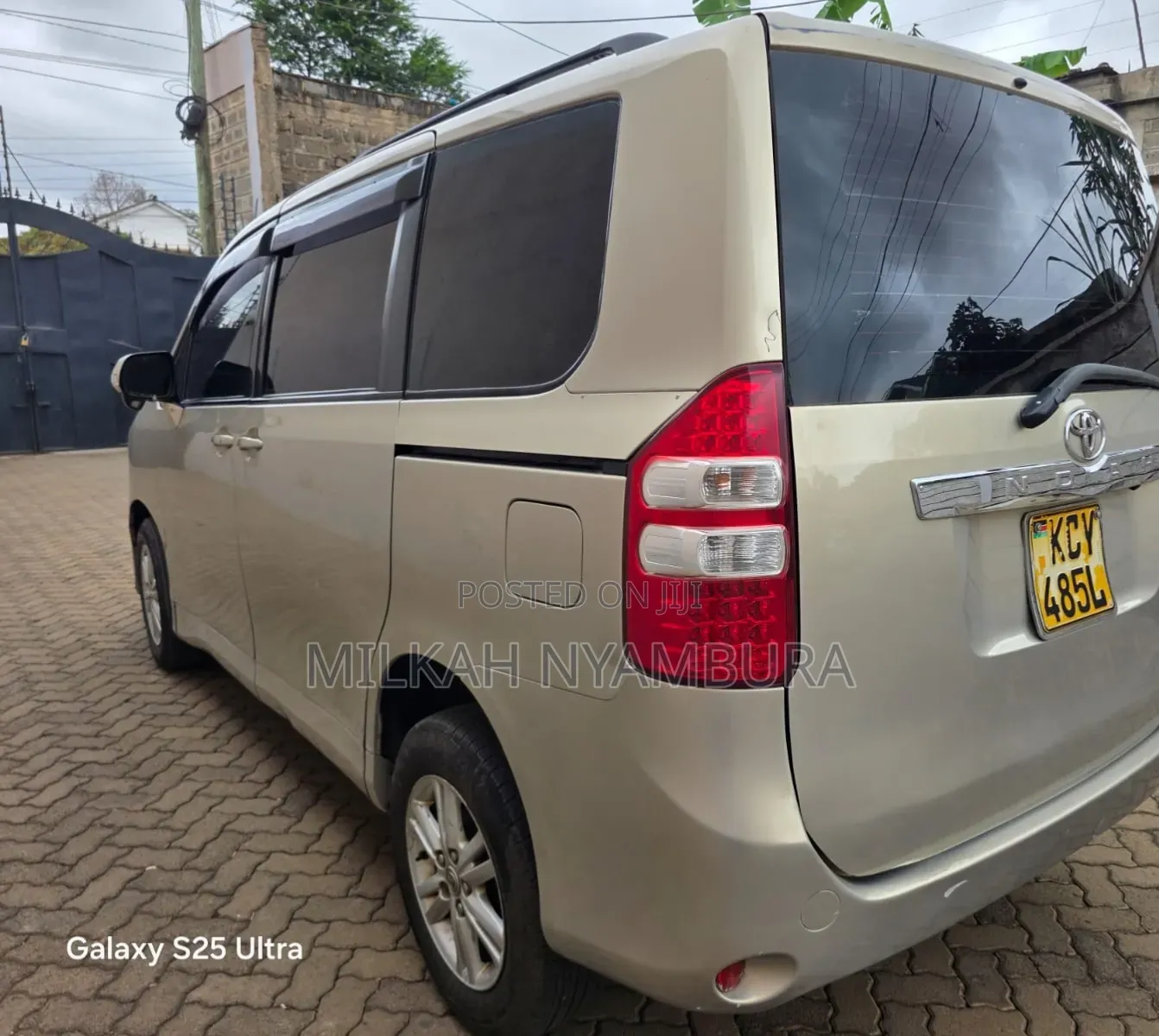 Toyota Noah 2012 Beige