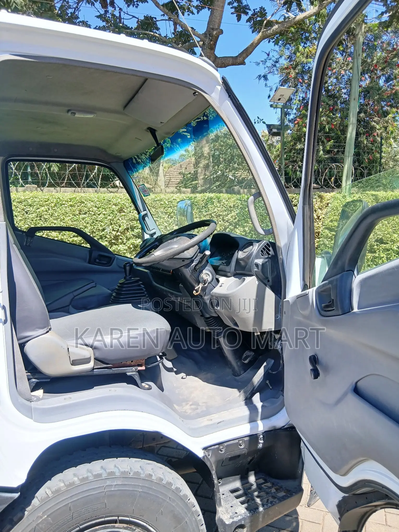 Hino Dutro 2015 White