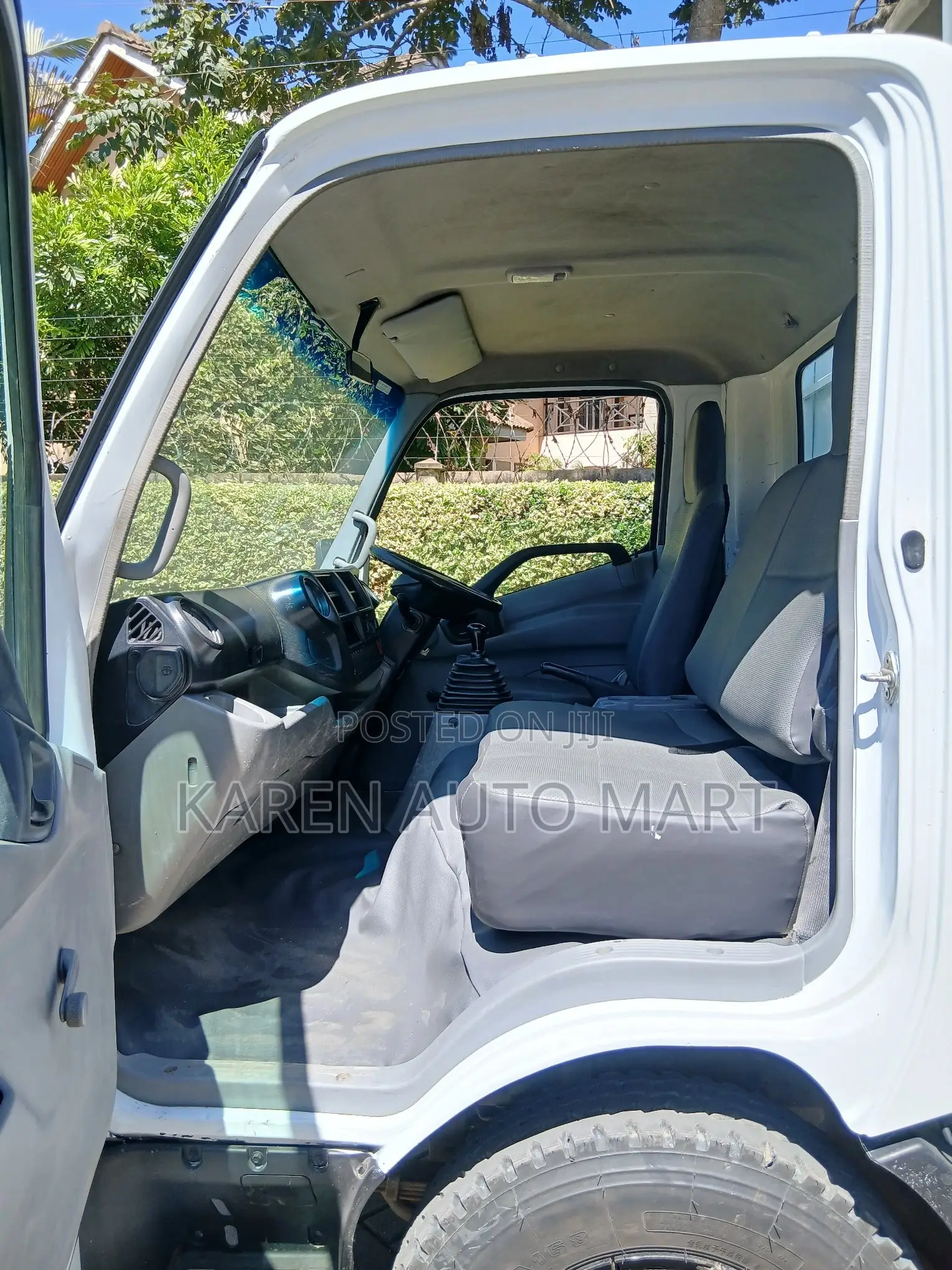 Hino Dutro 2015 White