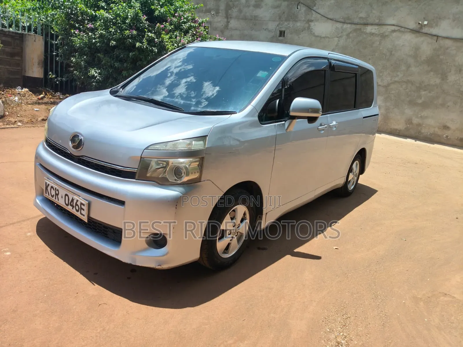 Toyota Voxy 2011 Silver