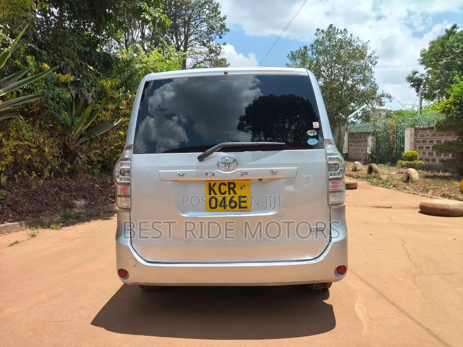 Toyota Voxy 2011 Silver