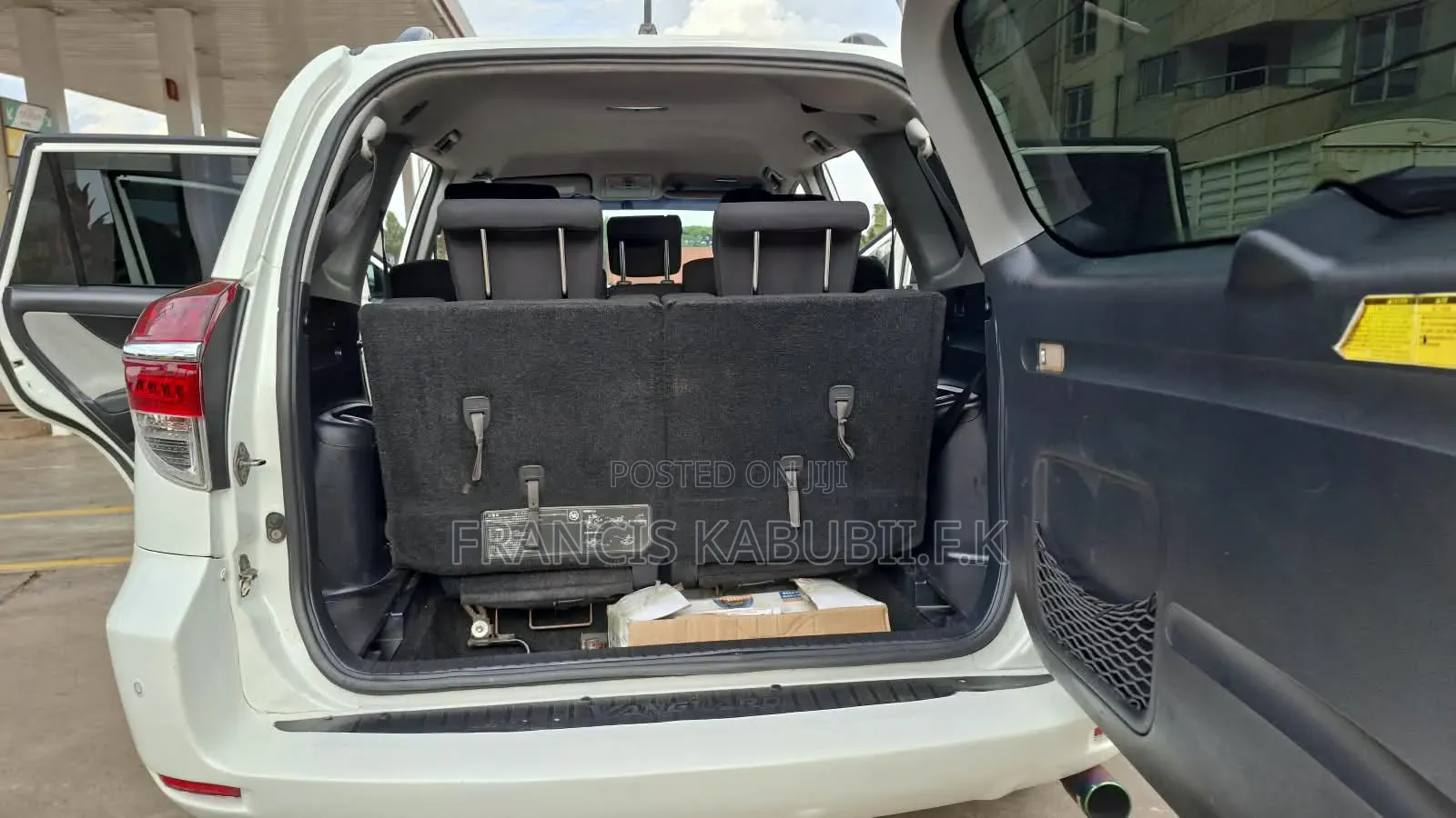 Toyota Vanguard 2010 White