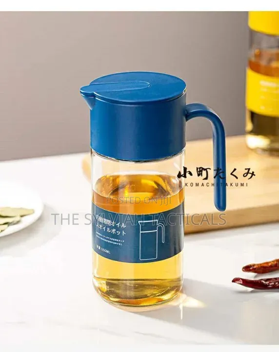*Automatic Opening Blue Lid and Closing Oil Bottle, Drip-Free, 550ml