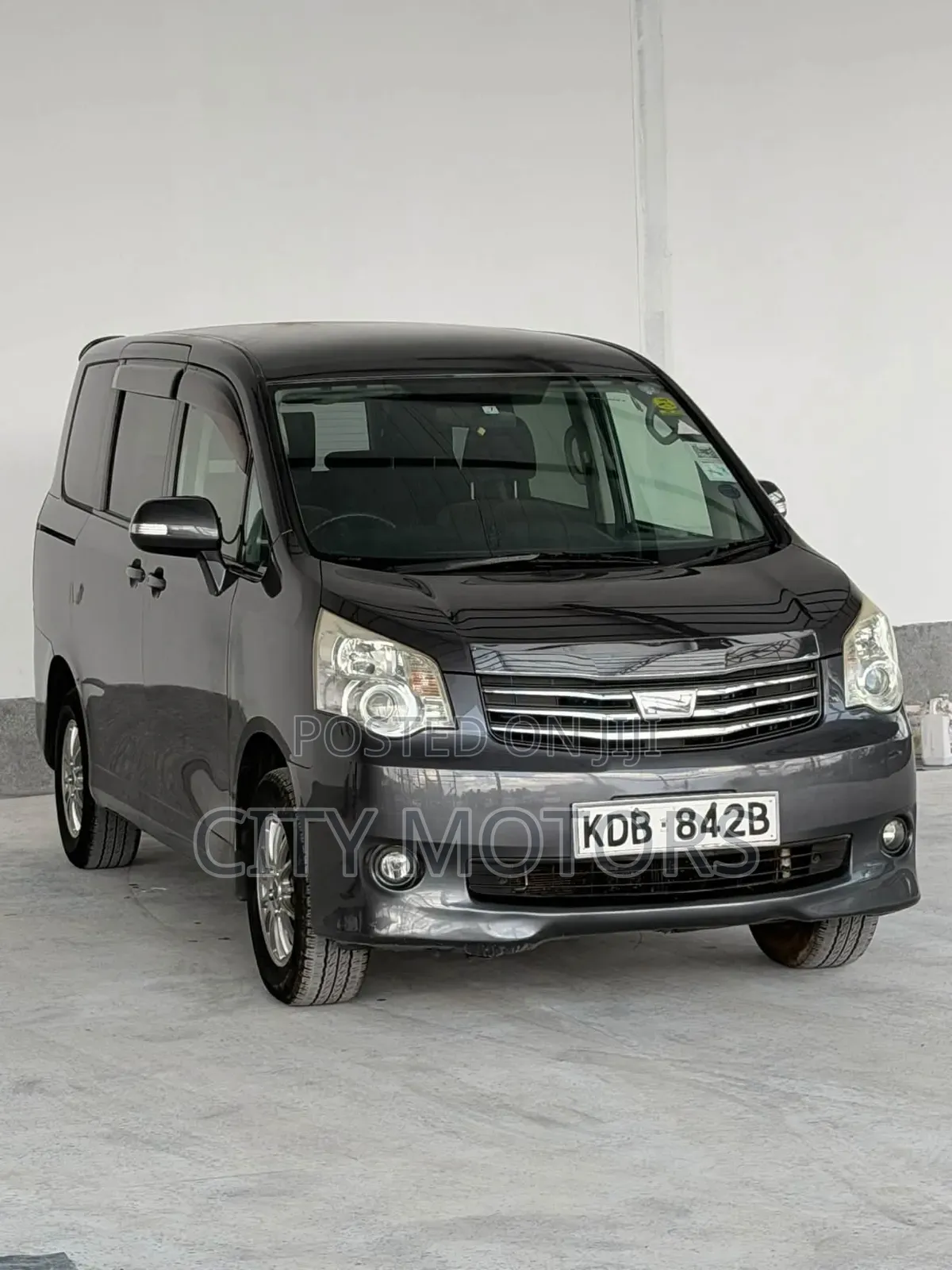 Toyota Noah 2.0 143hp FWD (8 Seater) 2013 Gray