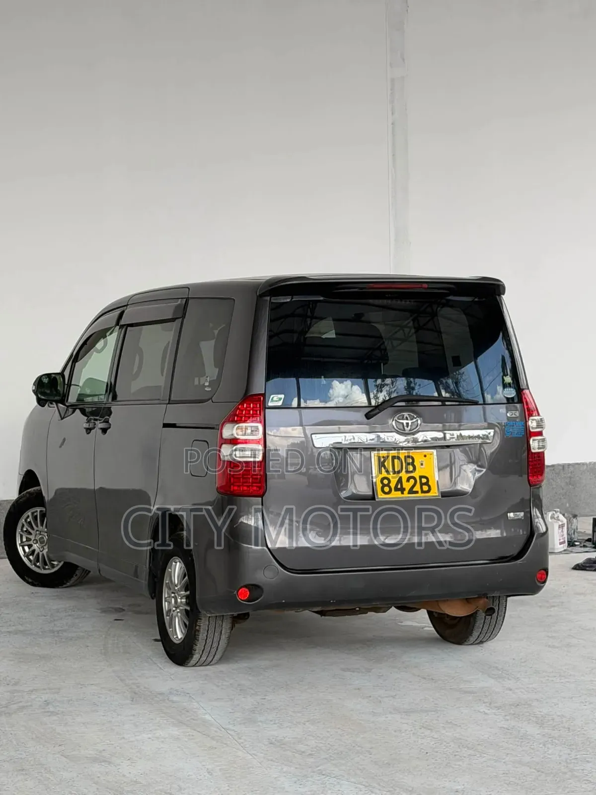 Toyota Noah 2.0 143hp FWD (8 Seater) 2013 Gray