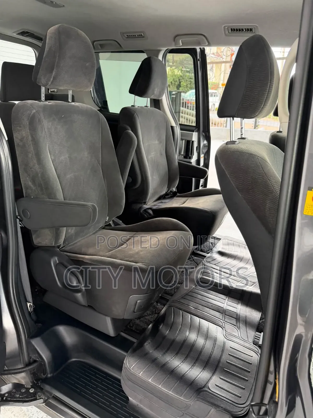 Toyota Noah 2.0 143hp FWD (8 Seater) 2013 Gray