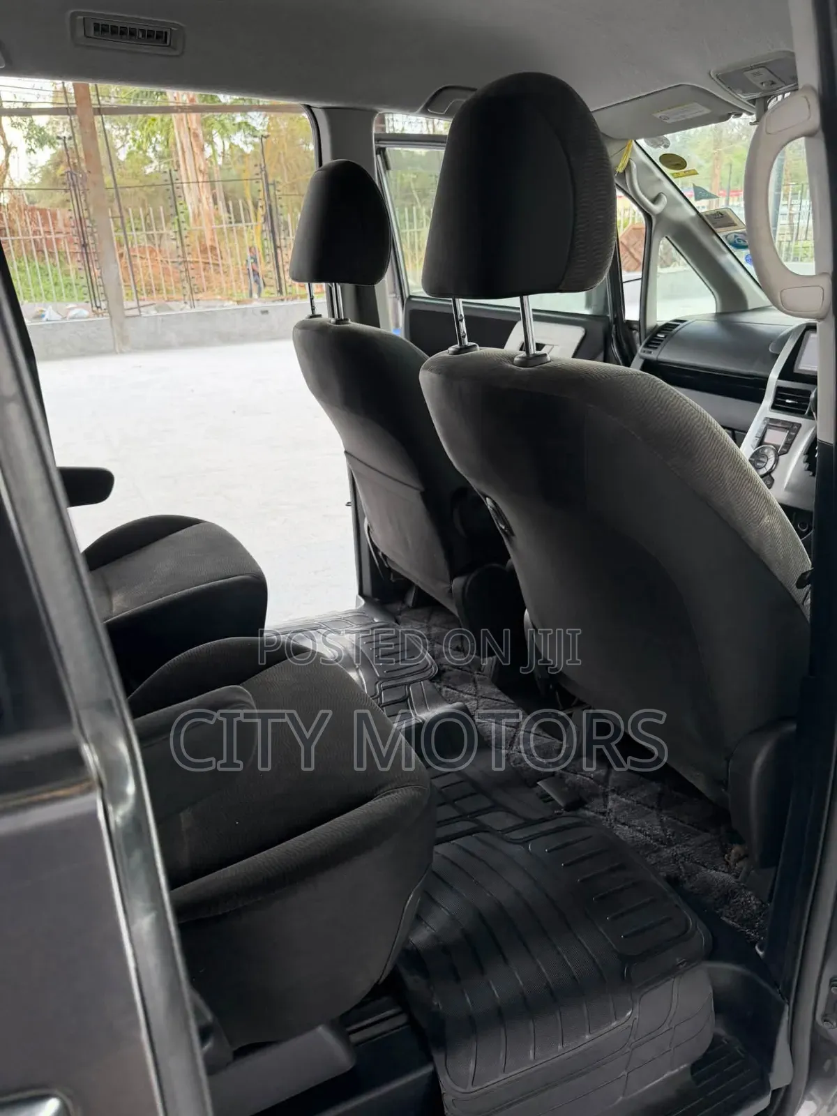 Toyota Noah 2.0 143hp FWD (8 Seater) 2013 Gray