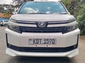 Toyota Voxy 2017 Ivory