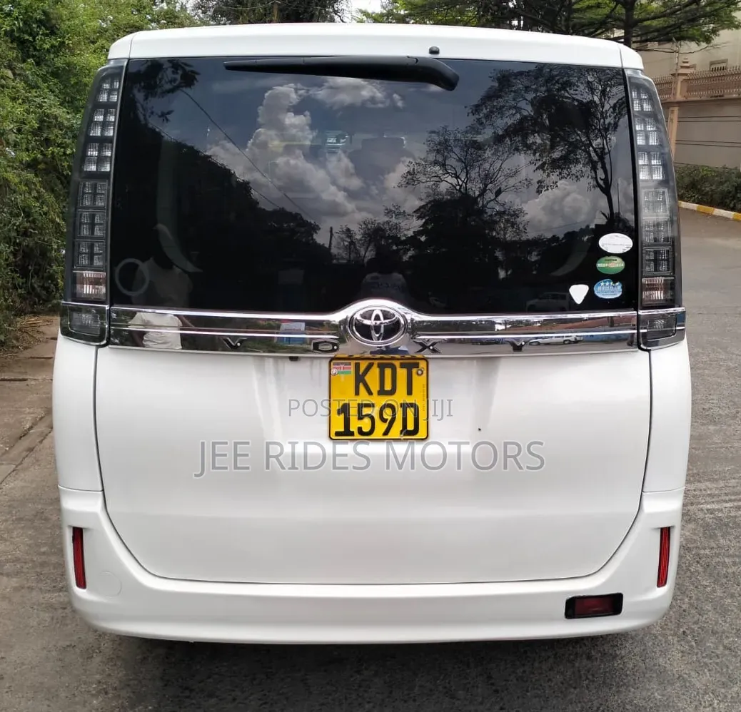Toyota Voxy 2017 Ivory