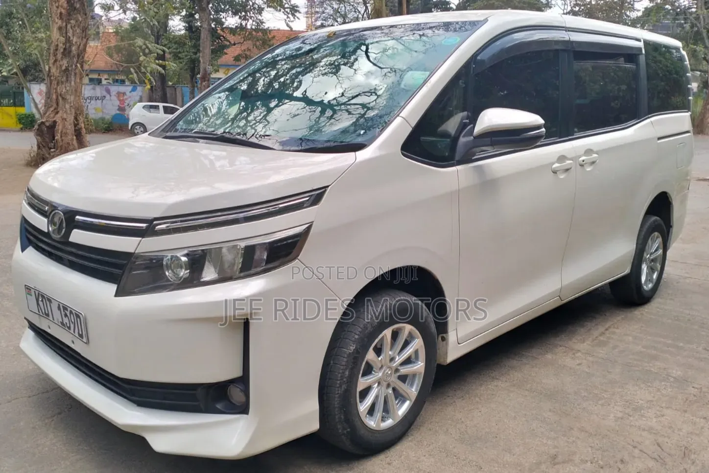 Toyota Voxy 2017 Ivory