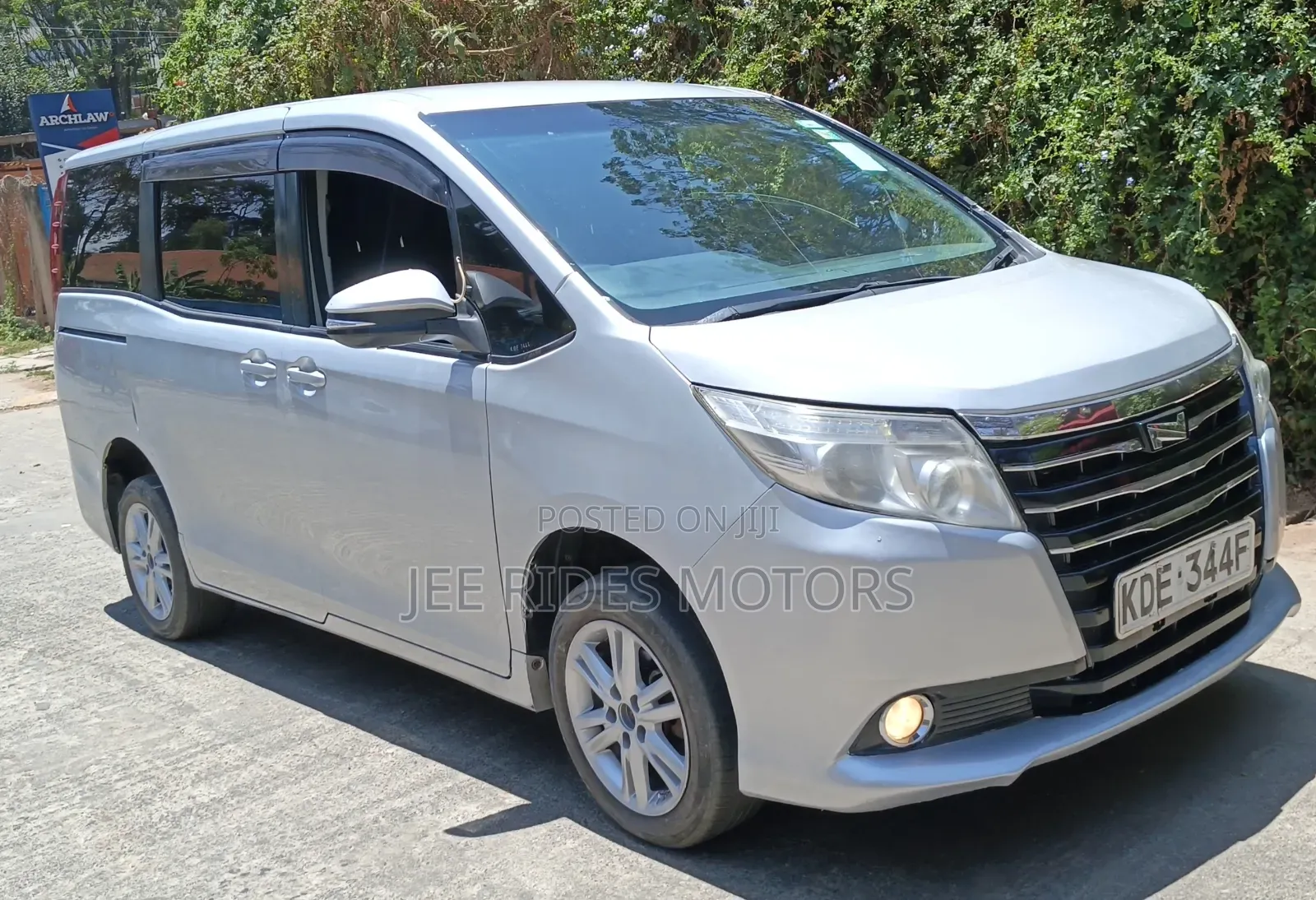Toyota Noah 2015 Silver