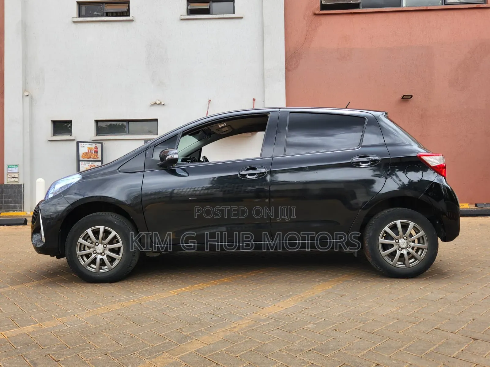 Toyota Vitz 1.3 FWD 5dr 2017 Black