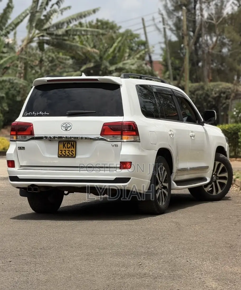 Toyota Land Cruiser 2010 White