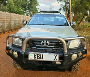Toyota Hilux 2012 Yellow