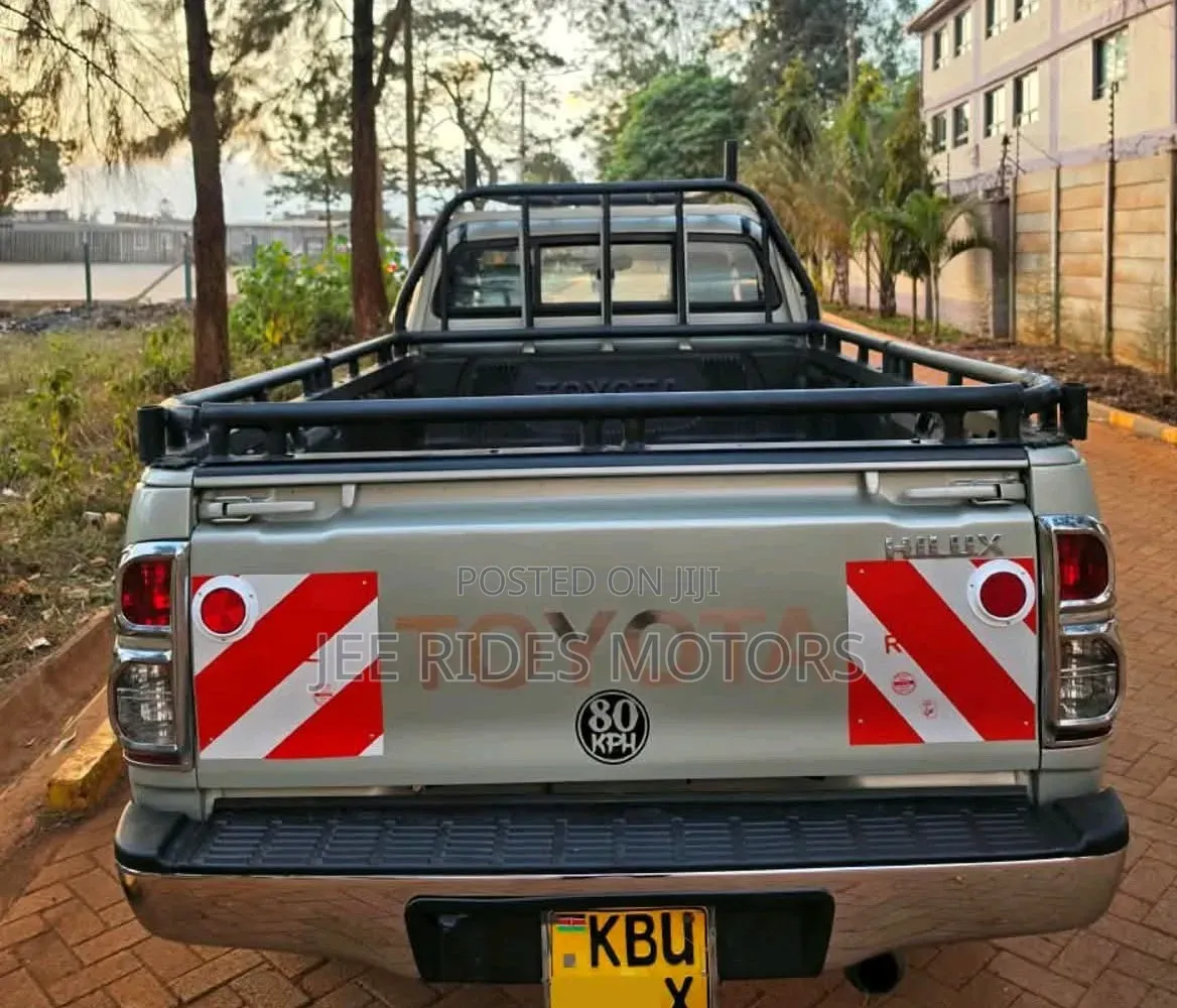Toyota Hilux 2012 Yellow