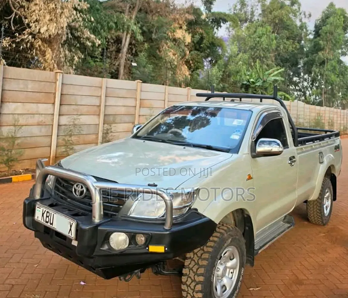 Toyota Hilux 2012 Yellow