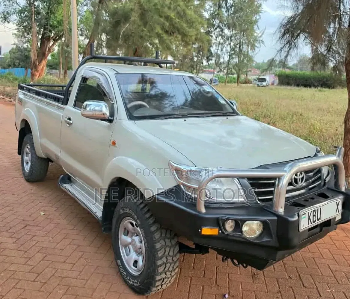 Toyota Hilux 2012 Yellow