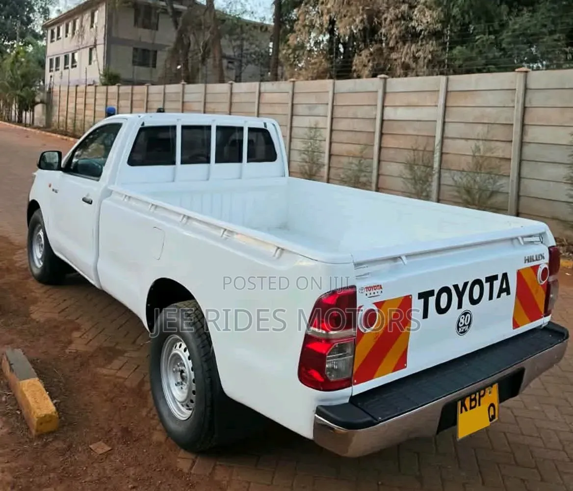 Toyota Hilux 2011 Ivory