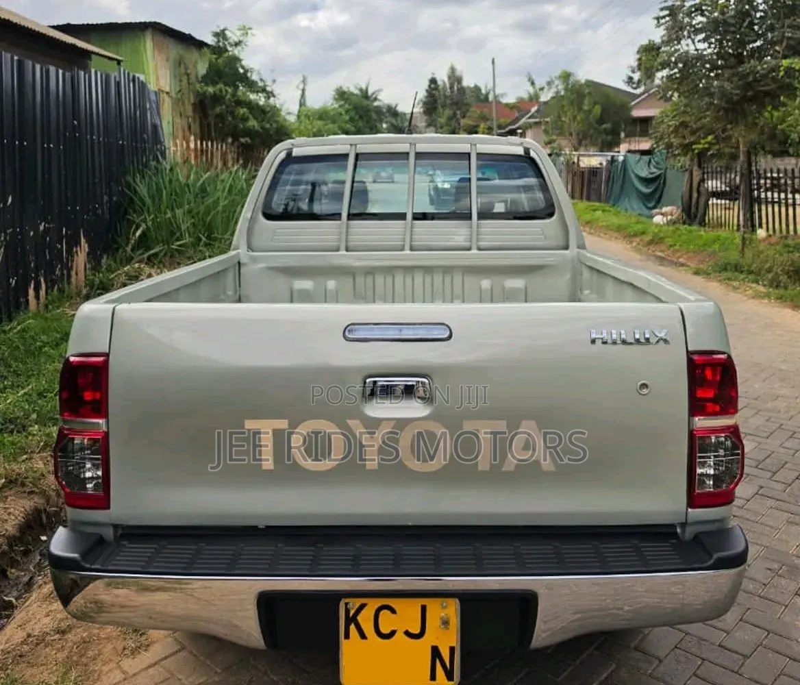 Toyota Hilux 2002 Silver