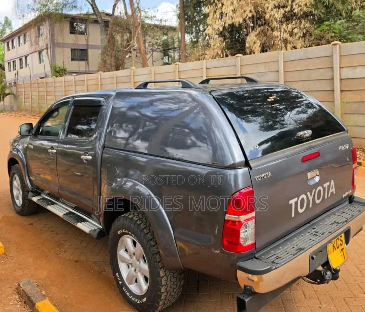 Toyota Hilux 2012 Gray