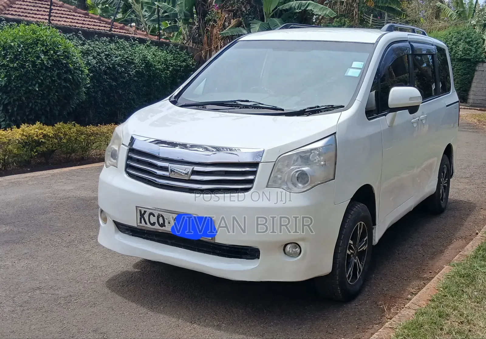 Toyota Noah 2012 White