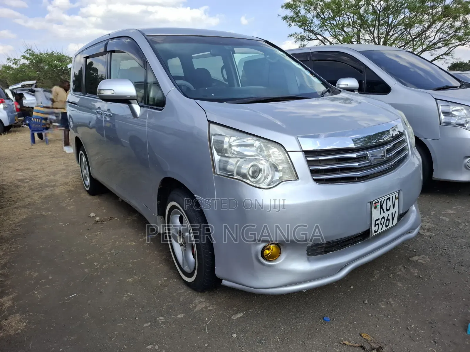 Toyota Noah 2.0 158hp FWD (8 Seater) 2012 Gray