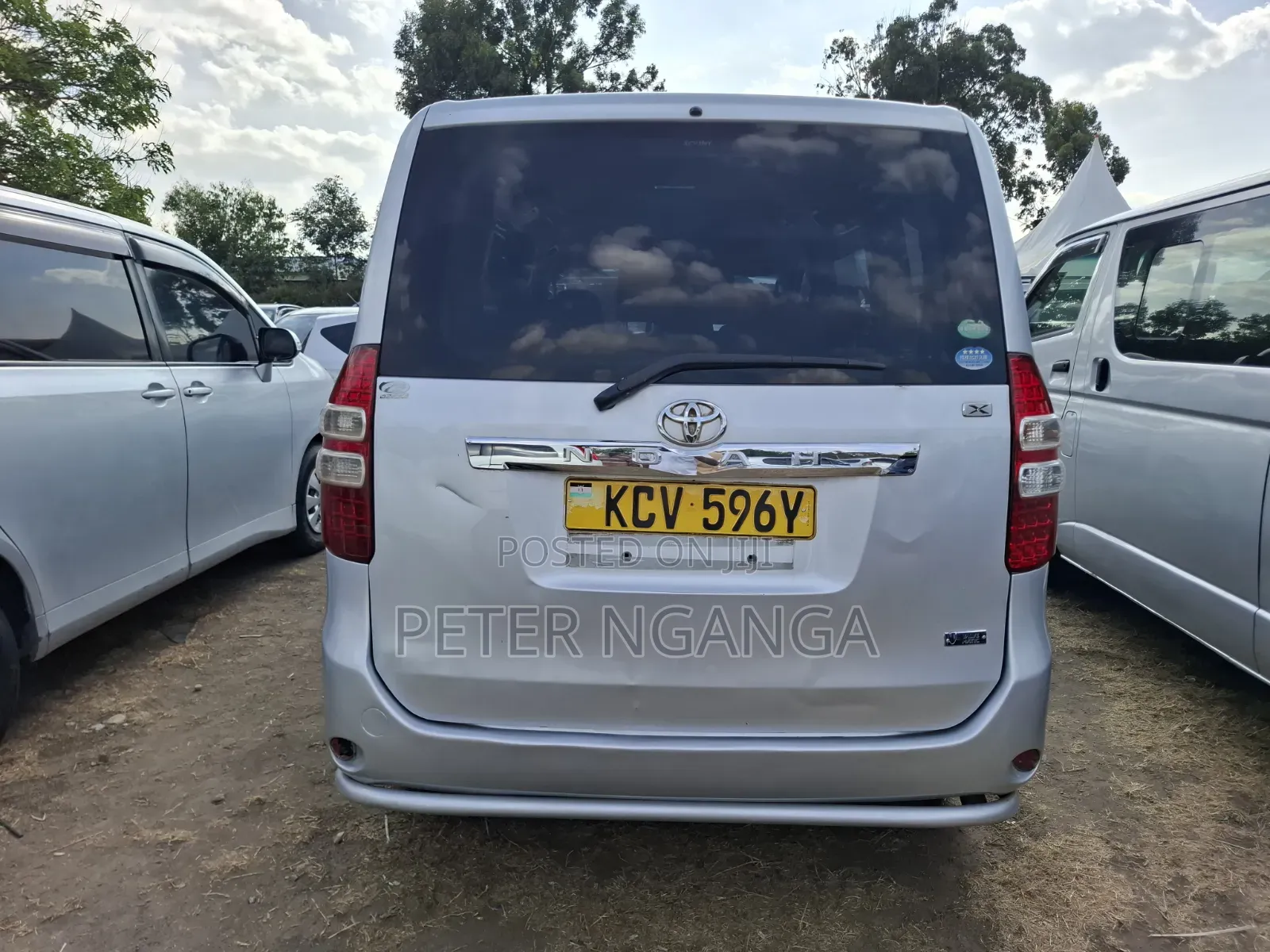Toyota Noah 2.0 158hp FWD (8 Seater) 2012 Gray