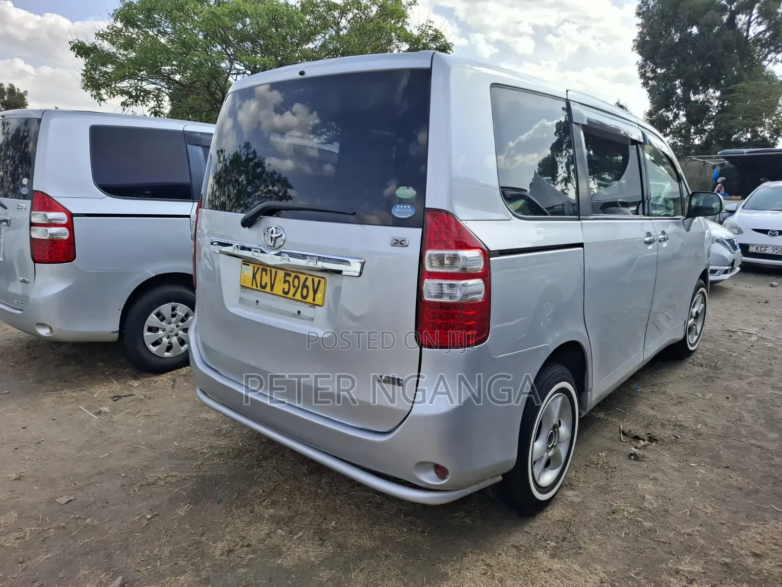 Toyota Noah 2.0 158hp FWD (8 Seater) 2012 Gray