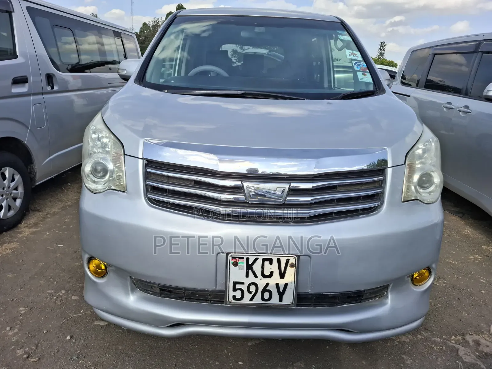 Toyota Noah 2.0 158hp FWD (8 Seater) 2012 Gray