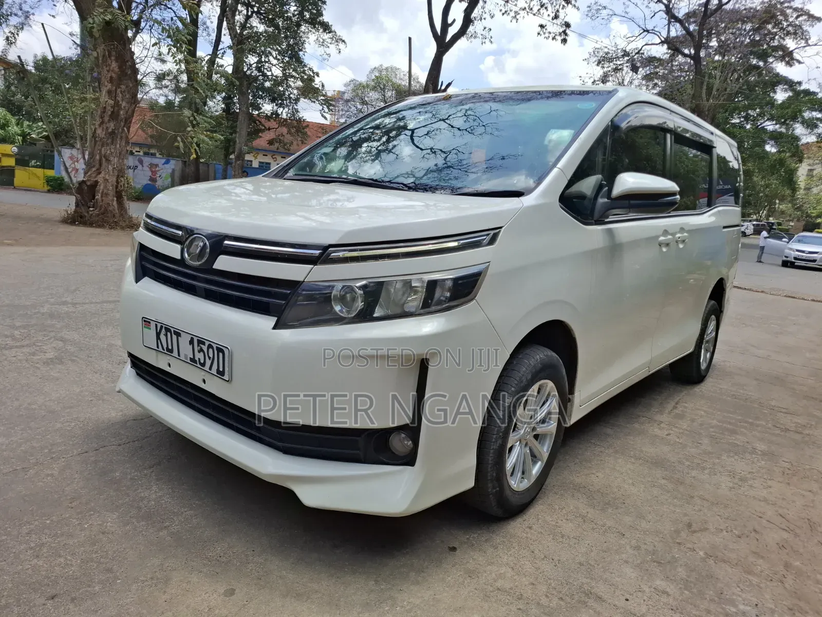 Toyota Noah 2.0 FWD (8 Seater) 2017 White