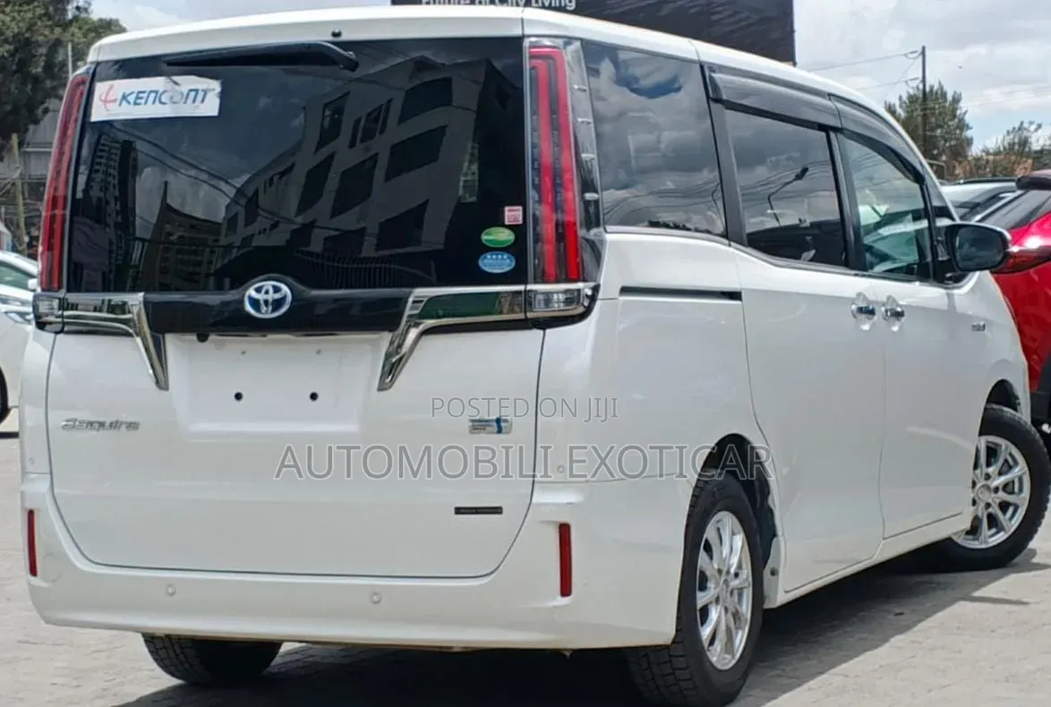 Toyota Esquire 1.8 FWD Hybrid (7 seater) 2019 Pearl
