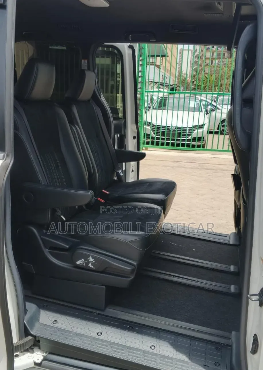 Toyota Esquire 1.8 FWD Hybrid (7 seater) 2019 Pearl