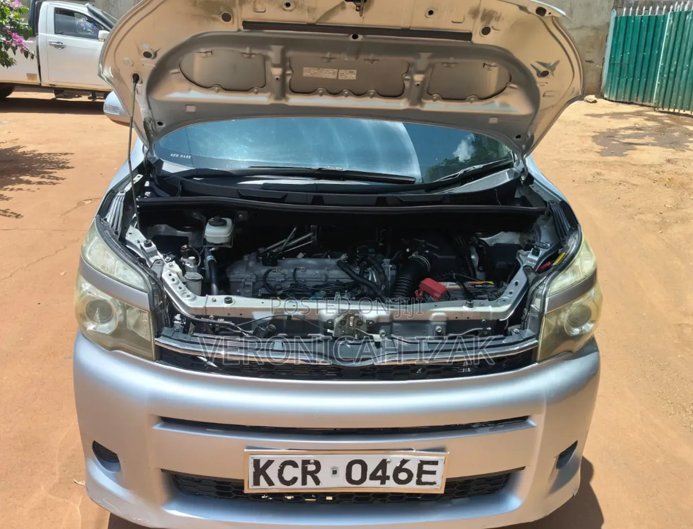 Toyota Voxy 2011 Silver